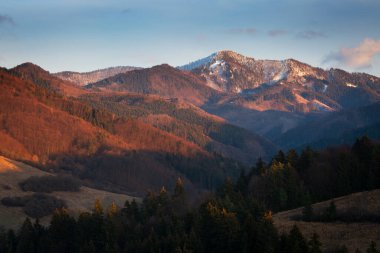 Slovakya 'nın Turiec bölgesindeki Velka Fatra sıradağlarının manzarası