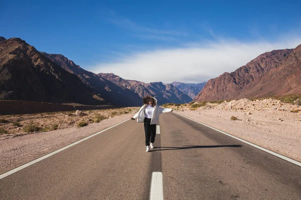 Menina Adolescente Feliz Corre Uma Estrada Nas Montanhas Argentina — Fotografia de Stock