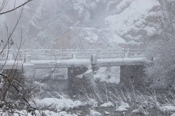 Alte Brücke Und Flussufer Inmitten Eines Schneefalls — Stockfoto