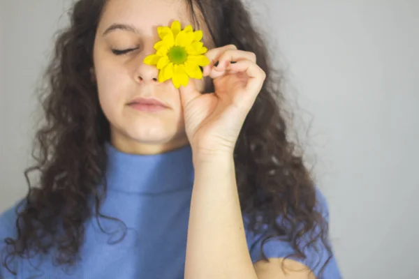 Μελαχρινή Γυναίκα Μπλε Shirt Και Κίτρινο Λουλούδι Στο Μάτι — Φωτογραφία Αρχείου
