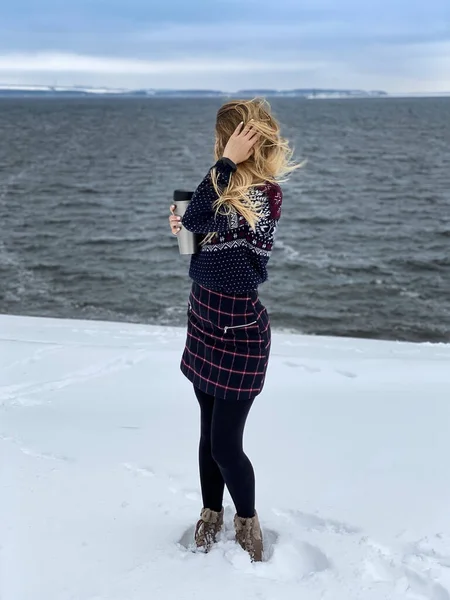 Young Woman Looks Winter Lake — Stock Photo, Image