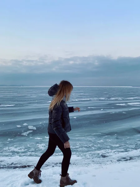 Όμορφο Κορίτσι Περπατά Κοντά Μια Παγωμένη Λίμνη — Φωτογραφία Αρχείου