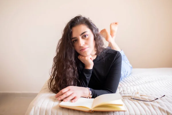 Jonge Vrouw Studeert Bed — Stockfoto