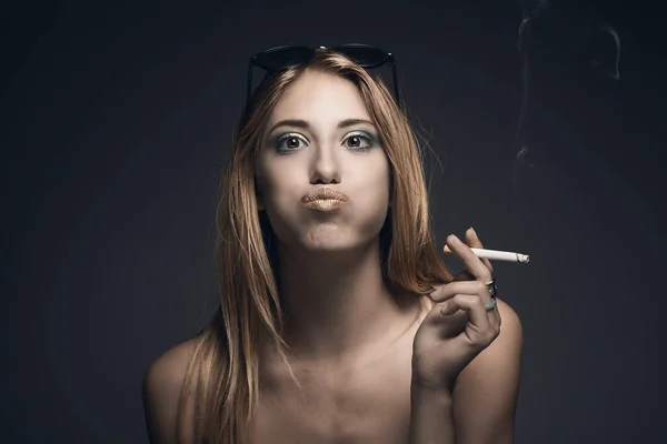 Αστεία Πορτραίτο Νεαρής Σέξι Γυναίκας Ενώ Καπνίζει Ένα Τσιγάρο — Φωτογραφία Αρχείου