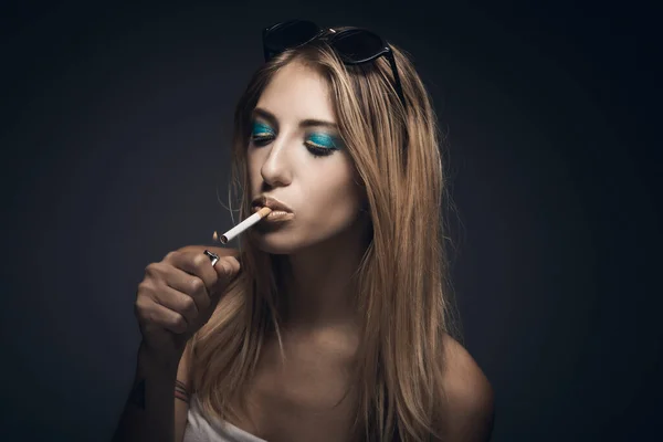 Retrato Mujer Sexy Joven Mientras Fuma Cigarrillo — Foto de Stock