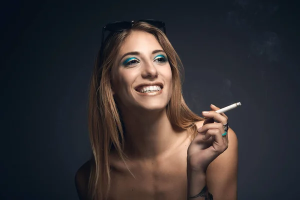 Jovem Mulher Sorridente Fumando Cigarro — Fotografia de Stock