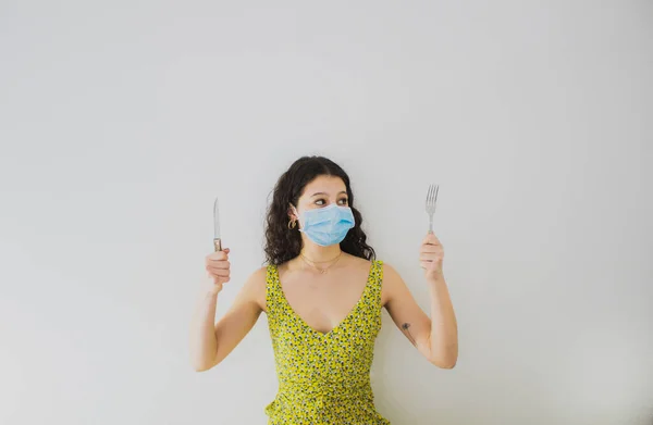 Mulher Com Faca Garfo Nas Mãos Proteger Máscara — Fotografia de Stock