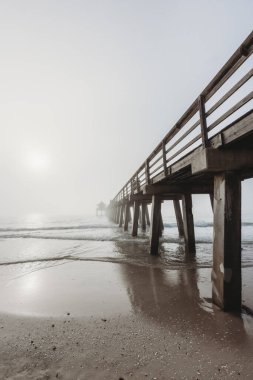 Sisli bir günde, Rıhtımın Geniş Açı Manzarası