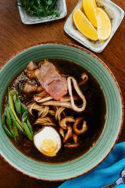 Yumurtalı ve deniz mahsullü Asya eriştesi çorbası.
