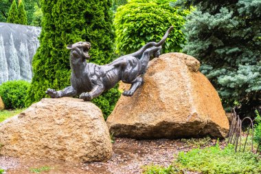 Kharkiv, Ukrayna 07.15.2020 Feldman 'ın Kharkiv, Ukrayna' daki ekoparkında park heykeli.