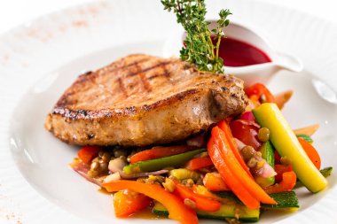 Otlu ızgara biftek, domates, sos. beyaz arkaplanda