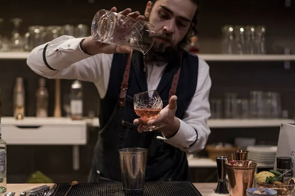 Barman Chemise Tablier Faisant Une Boisson Alcoolisée Avec Glace Dans — Photo