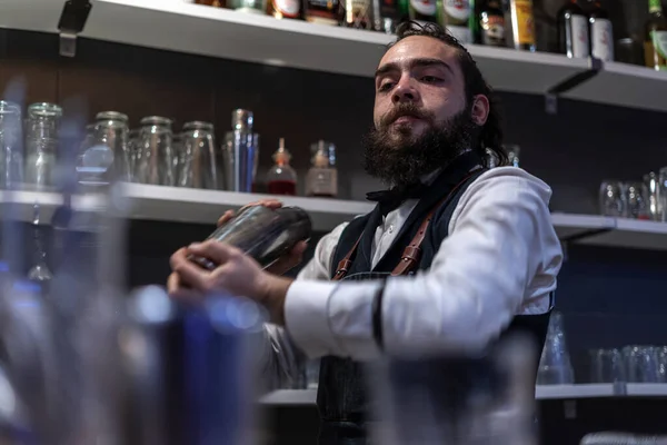 Expertbartender Gör Cocktail Nattklubben — Stockfoto