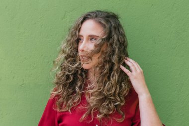 Şirin kıvırcık saçlı kız portresi