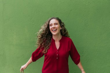 Şirin kıvırcık saçlı kız portresi