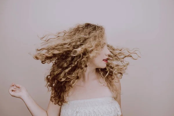 Retrato Bonito Menina Loira Com Cabelo Encaracolado — Fotografia de Stock