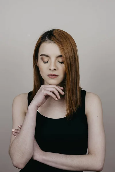 Retrato Uma Menina Cabelo Vermelho Bonito Fazendo Rostos — Fotografia de Stock