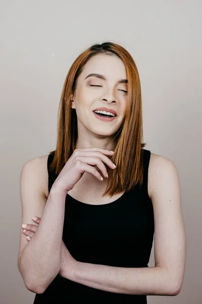 Retrato Uma Menina Cabelo Vermelho Bonito Fazendo Rostos — Fotografia de Stock