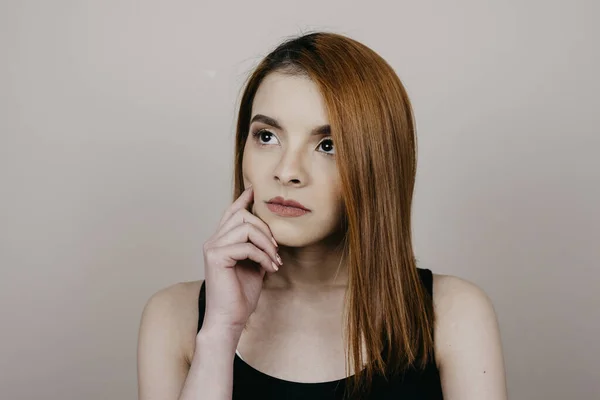 Retrato Uma Menina Cabelo Vermelho Bonito Fazendo Rostos — Fotografia de Stock