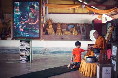 Genç çocuk Tayland 'da bir Budist tapınağında kutsandı..