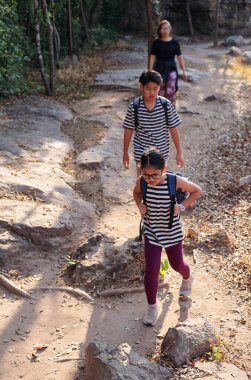 Hafta sonu yürüyüşü sırasında anne ve çocukların yüksek açılı görüntüsü