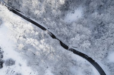 Dağlardaki dağ nehrinin havadan görünüşü