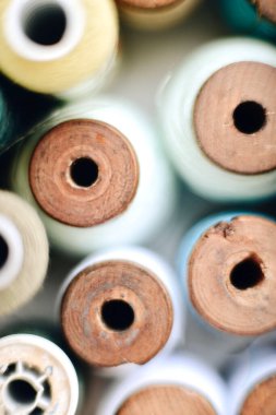 Dükkanda dikiş dikmek için renkli iplik makaraları, kapatın