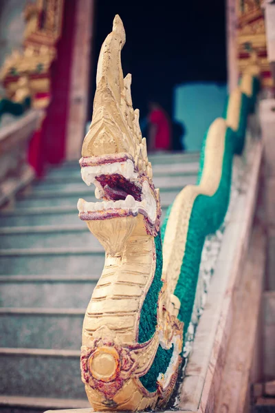 Επίσκεψη Ένα Βουδιστικό Ναό Στην Ταϊλάνδη — Φωτογραφία Αρχείου