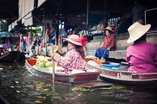 Mujeres Que Trabajan Mercado Flotante Tailandia — Foto de Stock