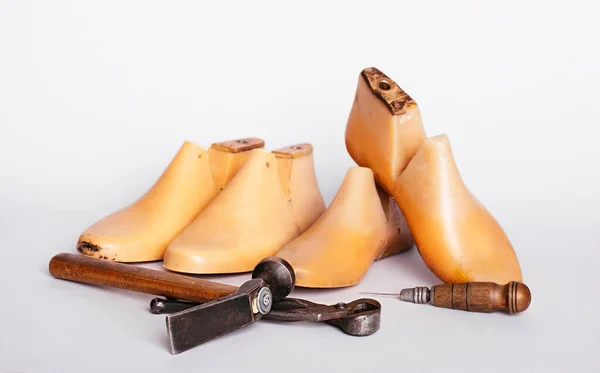 Régi Asztal Késsel Egy Pár Cipővel — Stock Fotó