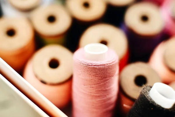 Colorful Threads Spools Sewing Shop Close — Stockfoto