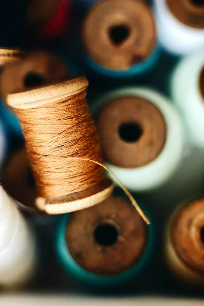 Colorful Threads Spools Sewing Shop Close — Foto Stock