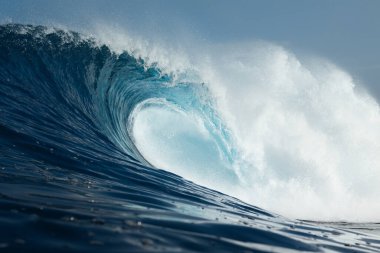 Atlantik Okyanusu 'nda güçlü dalgalar kopuyor