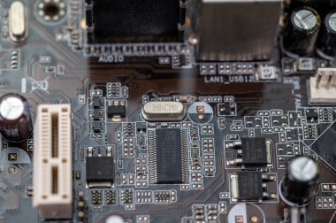 Bağlayıcıları ve ısıtıcıları olan bir ana kartın ayrıntıları