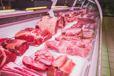 Kasap tezgahında bir sürü et parçası var.