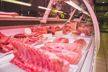 Bir kasap dükkanının tezgahında yeşil eldivenli eller