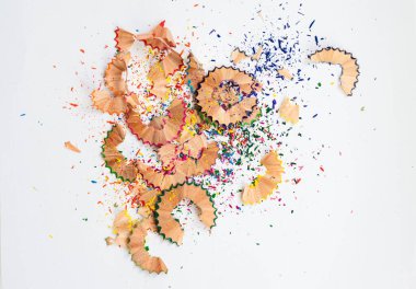 Beyaz arkaplanda renkli kalem talaşı