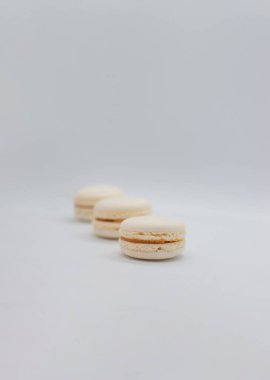 Beyaz arka planda makarna. Tatlı lezzetli tatlı.