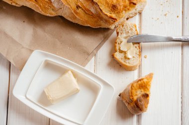 Beyaz arkaplanda ekmek ve tereyağı