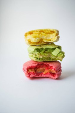 Beyaz arka planda pembe, yeşil ve sarı makarna.