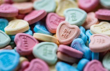 Sevgililer Günü 'nde üzerinde modern mesajlar olan kalp şekerlerini kapatın..