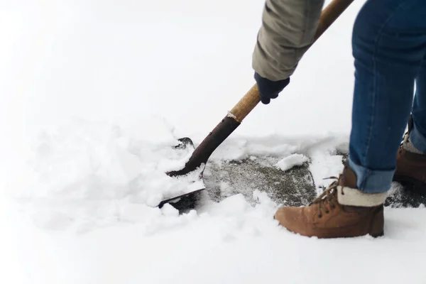 Mulher Remove Neve Seu Quintal Depois Uma Tempestade Neve — Fotografia de Stock