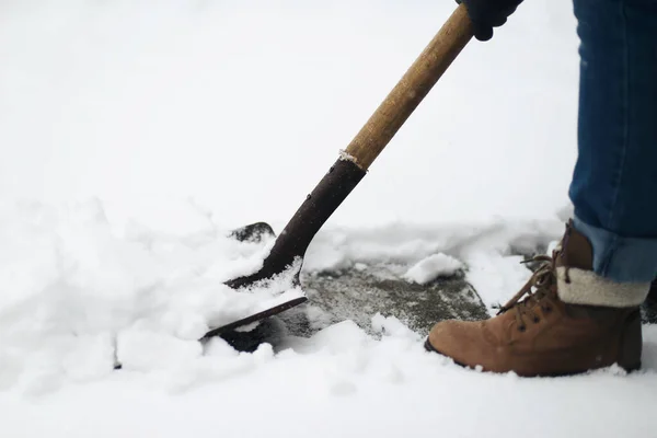 Mulher Remove Neve Seu Quintal Depois Uma Tempestade Neve — Fotografia de Stock