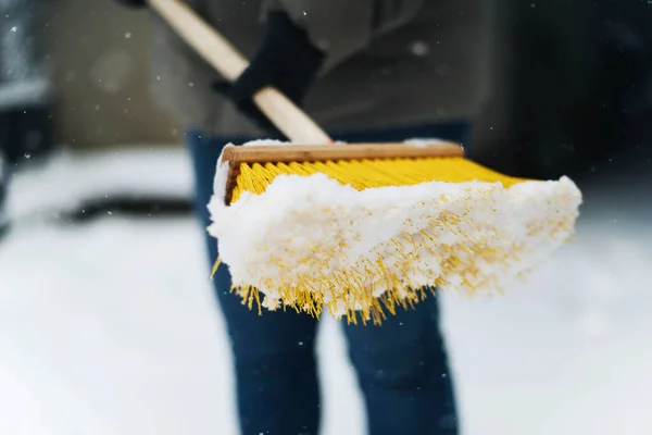 Woman Removes Snow His Yard Snowstorm — стоковое фото