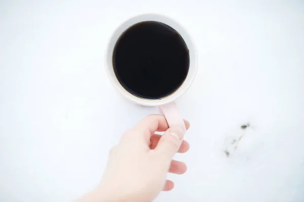 Χέρι Κρατώντας Ένα Φλιτζάνι Καφέ Μια Χειμωνιάτικη Χιονισμένη Μέρα — Φωτογραφία Αρχείου