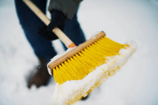 Woman Removes Snow His Yard Snowstorm — стоковое фото