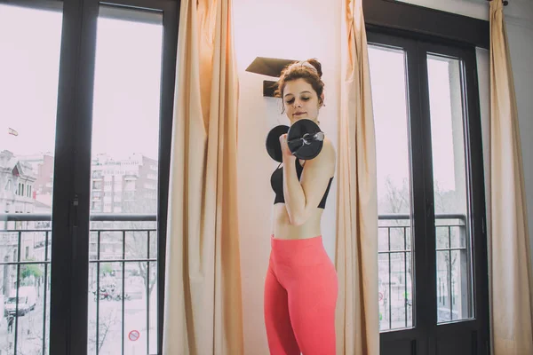 Giovane Donna Stretching Muscoli Casa Contro Finestre — Foto Stock