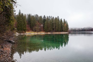 Sonbahar ve kış arasında dağlarda göl