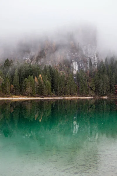 Lago Las Montañas Entre Otoño Invierno —  Fotos de Stock