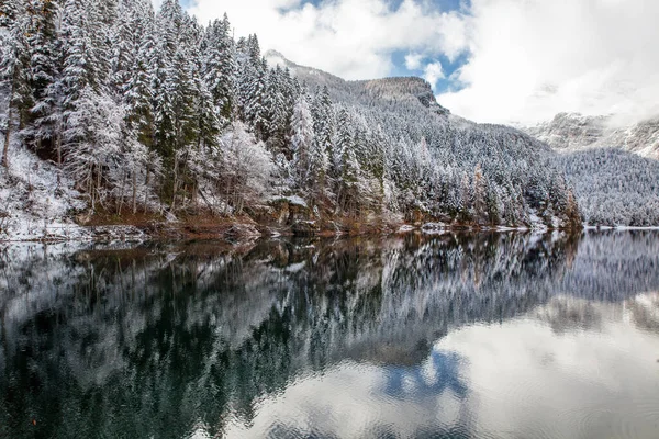 Lago Las Montañas Entre Otoño Invierno — Foto de Stock